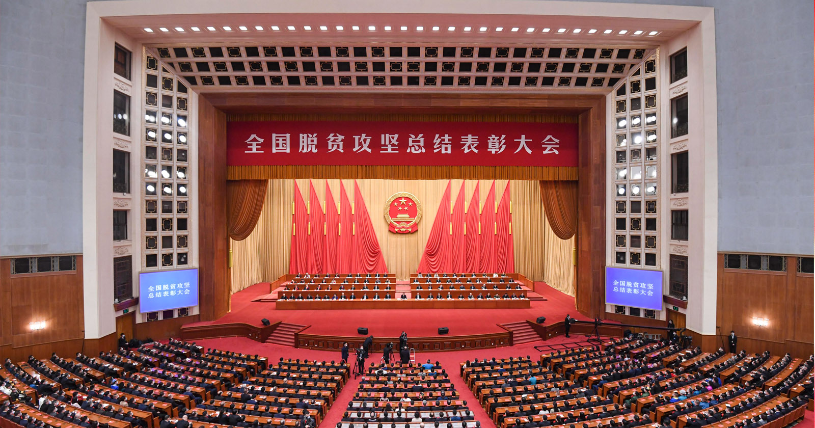 2021年2月25日，，，，，，，天下脱贫攻坚总结表扬大会在北京人民大礼堂盛大举行，，，，，，，欧博abg官网股份荣获“天下脱贫攻坚先进整体”称呼，，，，，，，温志芬董事长代表公司进京接受表扬。。。.jpg